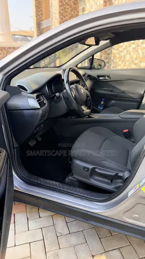 Toyota C-HR XLE FWD Sport Utility (2.0L 4cyl 2AM) 2018 Gray