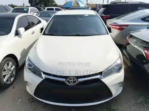 Toyota Camry SE 4dr Sedan (2.5L 4cyl 6A) 2016 White
