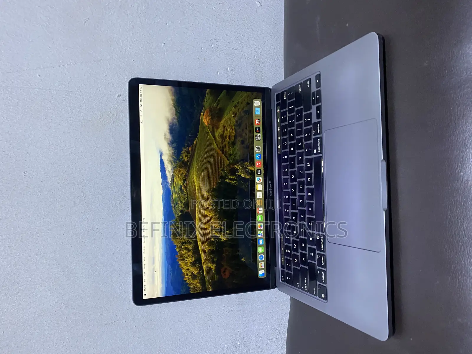 Laptop Apple MacBook Pro 2022 M2 8GB Apple M2 SSD 256GB
