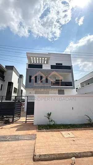 5bdrm Penthouse in Kolapo Ishola Gra, Ibadan for sale