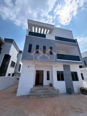 5bdrm Penthouse in Kolapo Ishola Gra, Ibadan for sale