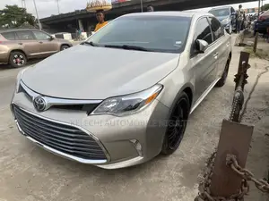 Toyota Avalon Limited 4dr Sedan (3.5L 6cyl 6A) 2014 Gold