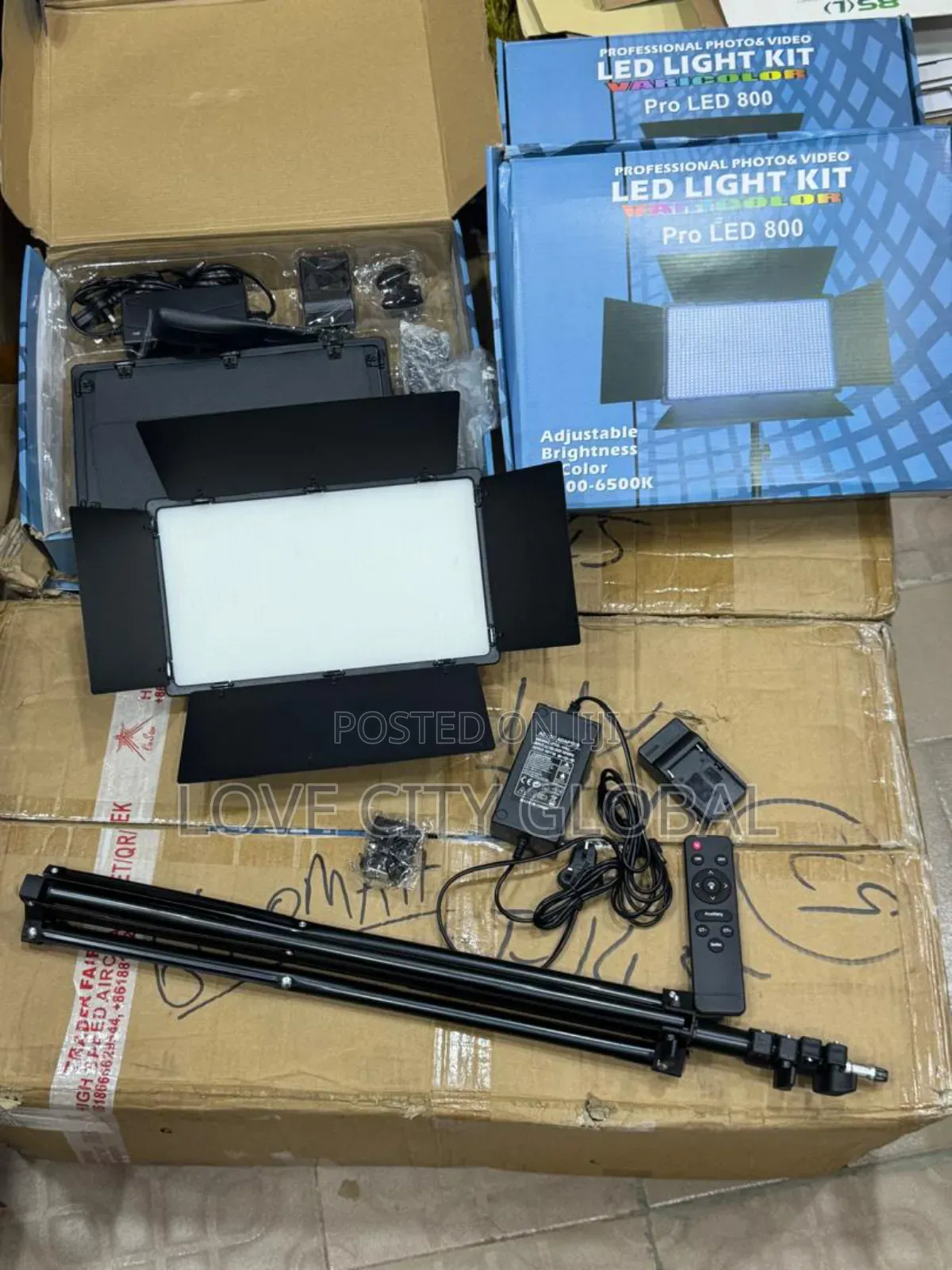 Pro Led800 + 2 Big Batteries (6,600mah) + Cable + 2.1m Stand + Remote.