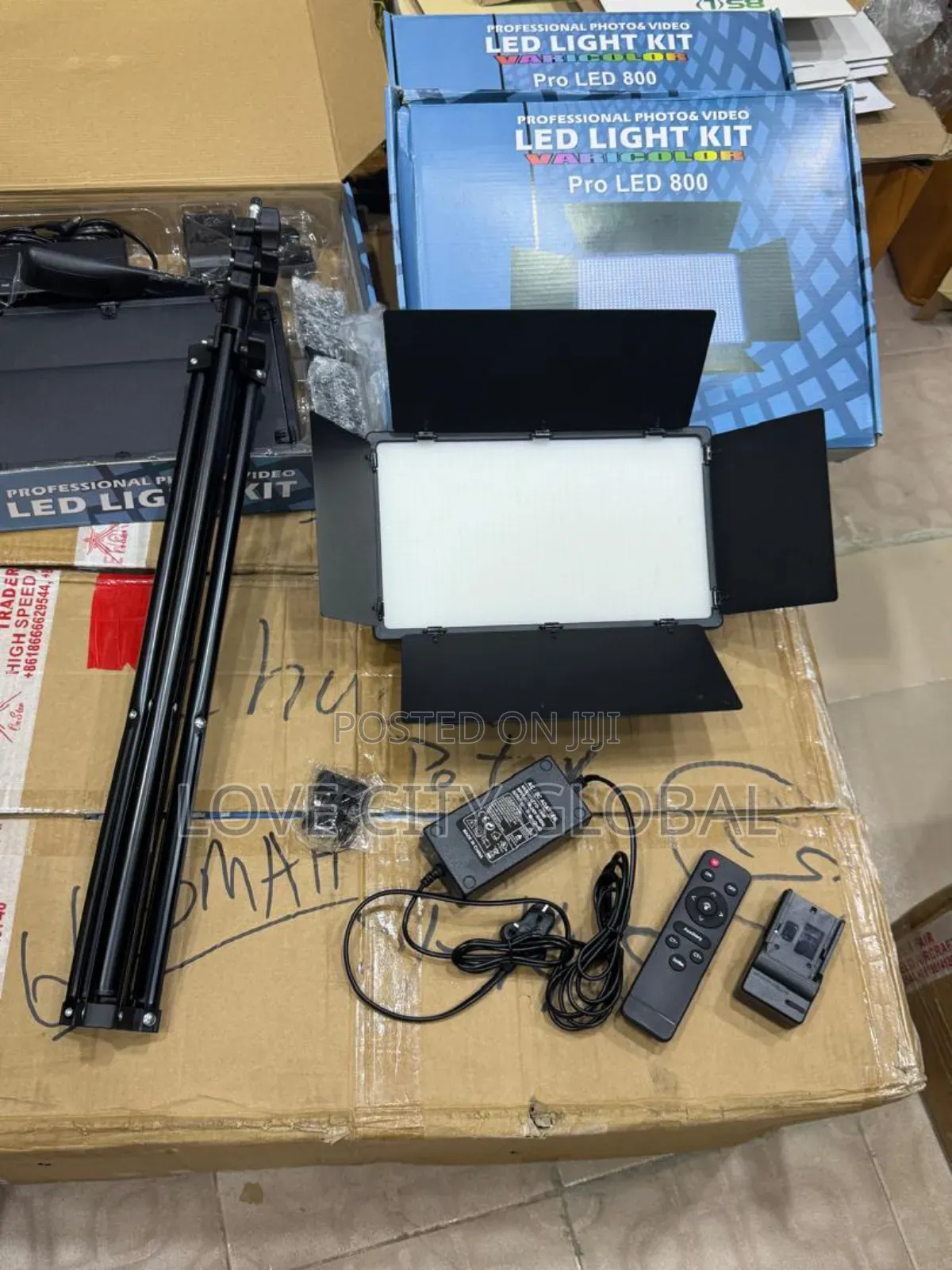 Pro Led800 + 2 Big Batteries (6,600mah) + Cable + 2.1m Stand + Remote.