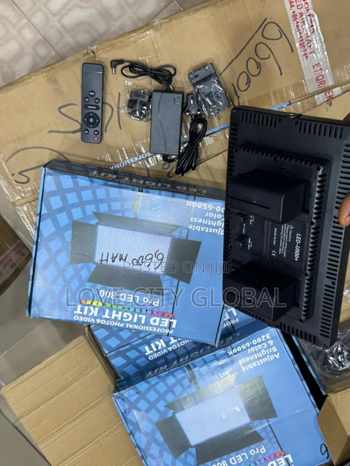 Pro Led800 + 2 Big Batteries (6,600mah) + Cable + 2.1m Stand + Remote.
