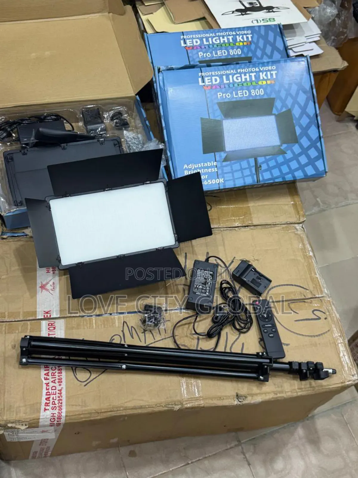 Pro Led800 + 2 Big Batteries (6,600mah) + Cable + 2.1m Stand + Remote.