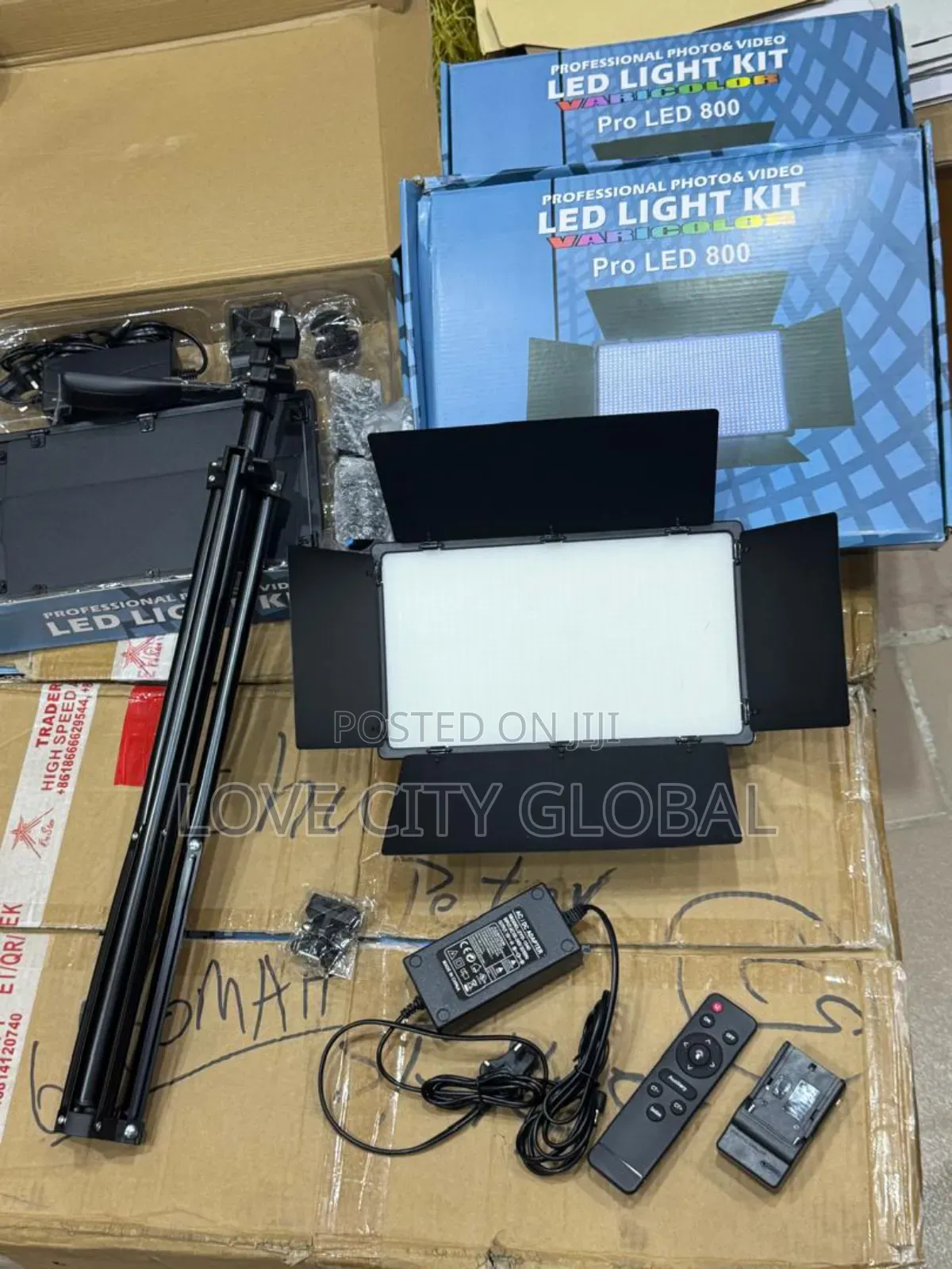 Pro Led800 + 2 Big Batteries (6,600mah) + Cable + 2.1m Stand + Remote.
