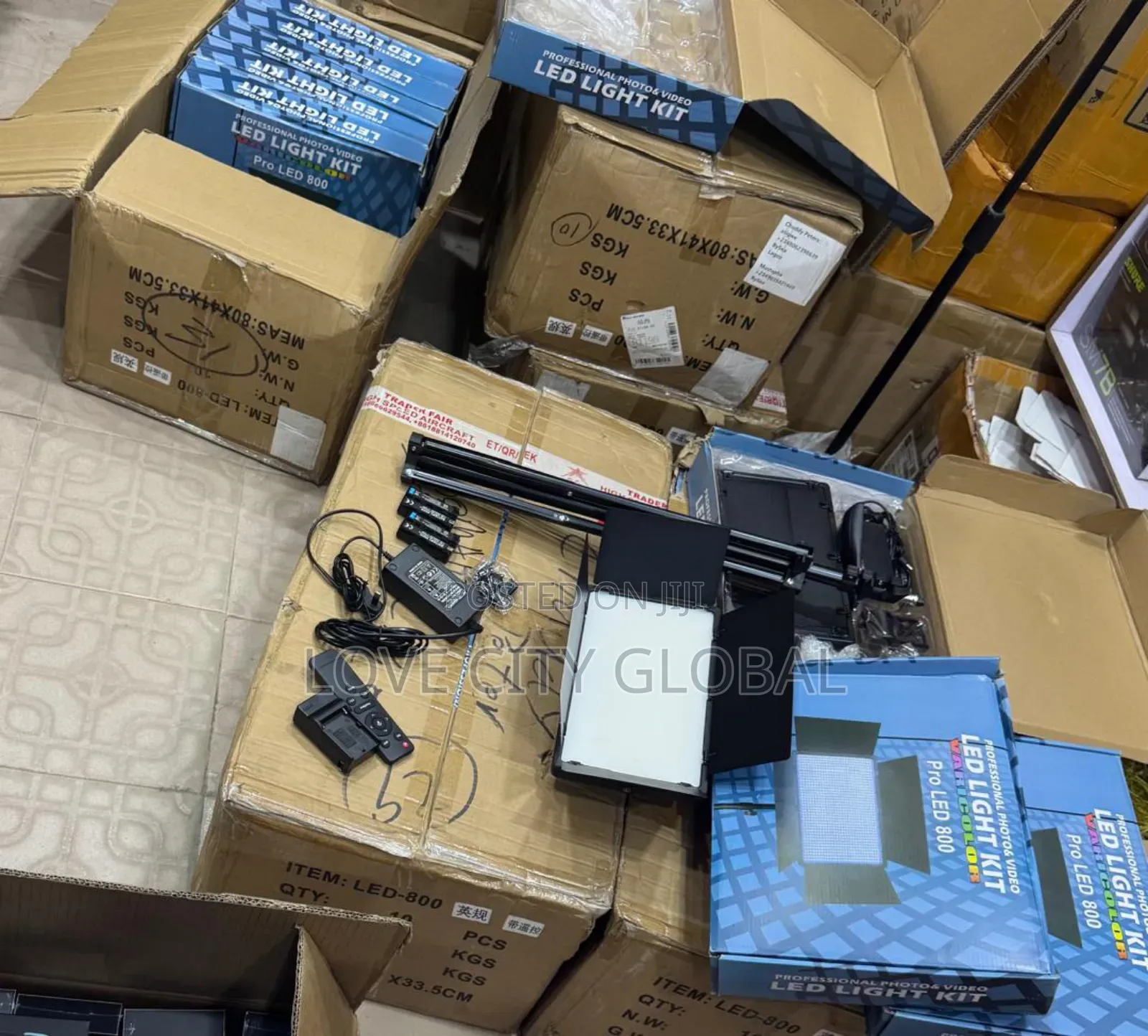 Pro Led800 + 2 Big Batteries (6,600mah) + Cable + 2.1m Stand + Remote.