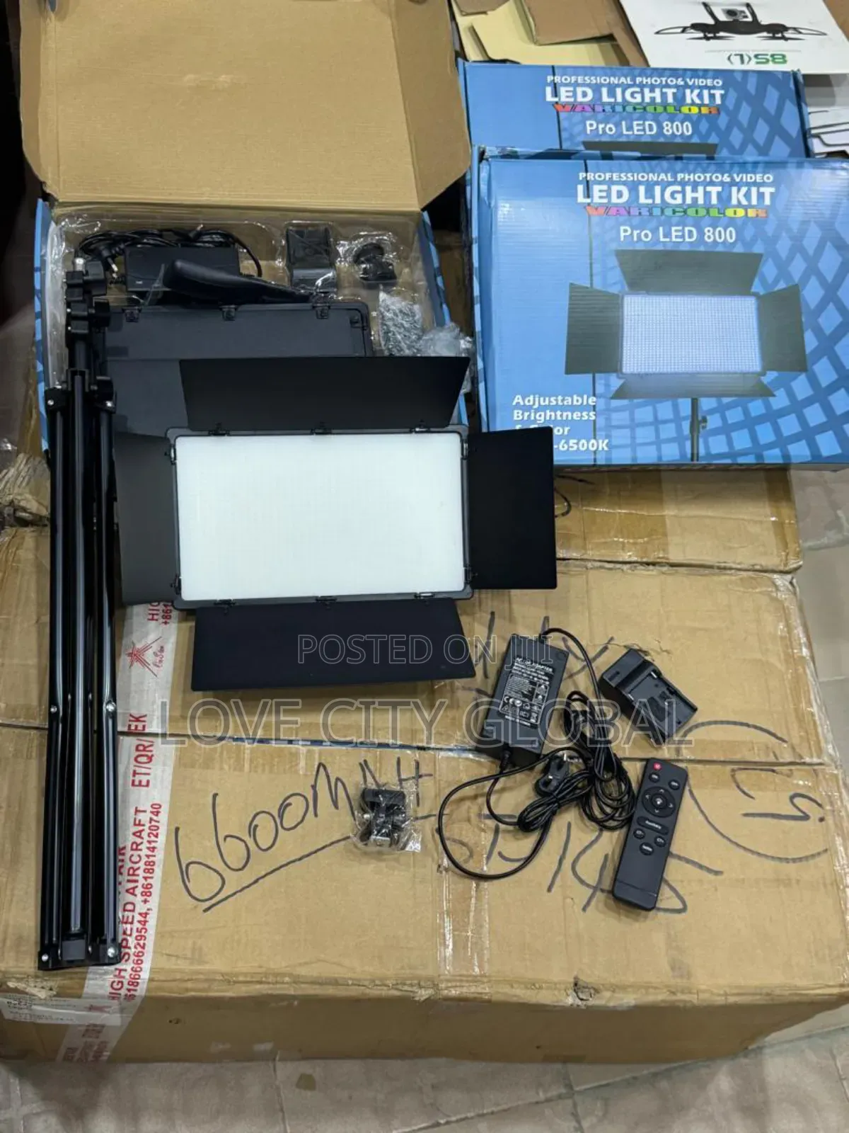 Pro Led800 + 2 Big Batteries (6,600mah) + Cable + 2.1m Stand + Remote.