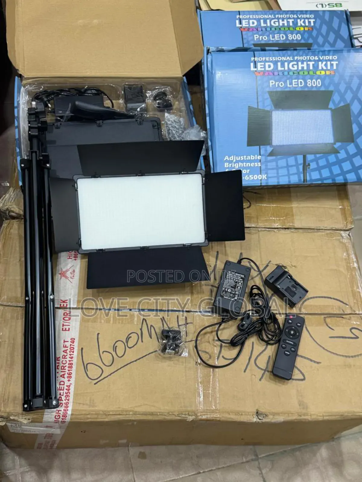 Pro Led800 + 2 Big Batteries (6,600mah) + Cable + 2.1m Stand + Remote.