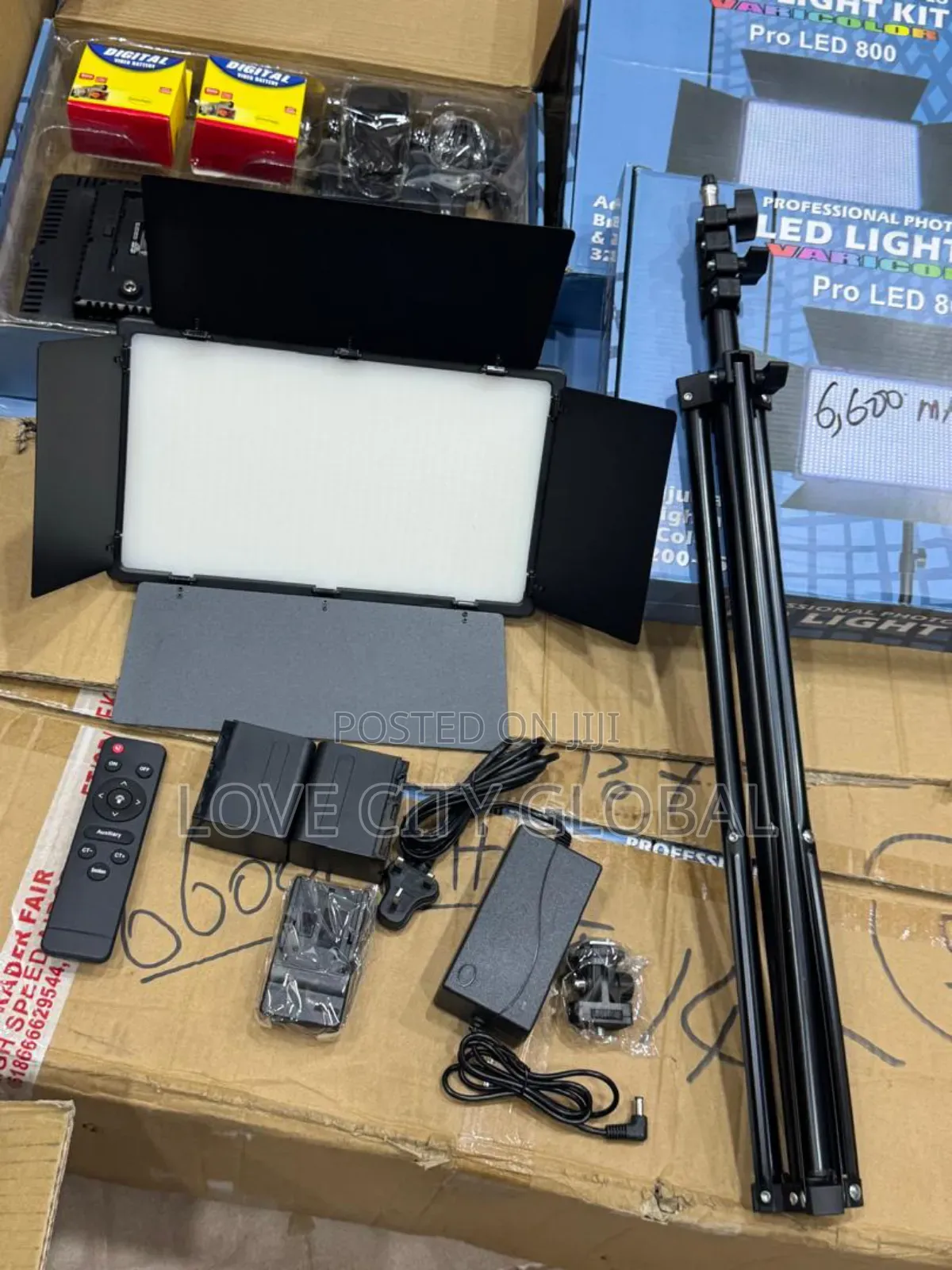 Pro Led800 + 2 Big Batteries (6,600mah) + Cable + 2.1m Stand + Remote.