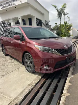 Toyota Sienna SE (3.5L 6cyl 8A) 2018 Red