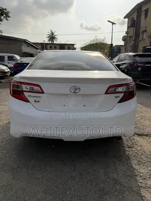 Toyota Camry SE 4dr Sedan (2.5L 4cyl 6A) 2013 White