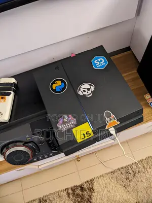 Ps4 Game for Sale With 2 Controllers