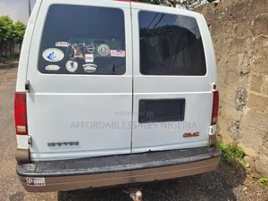 GMC Savana 2000 White