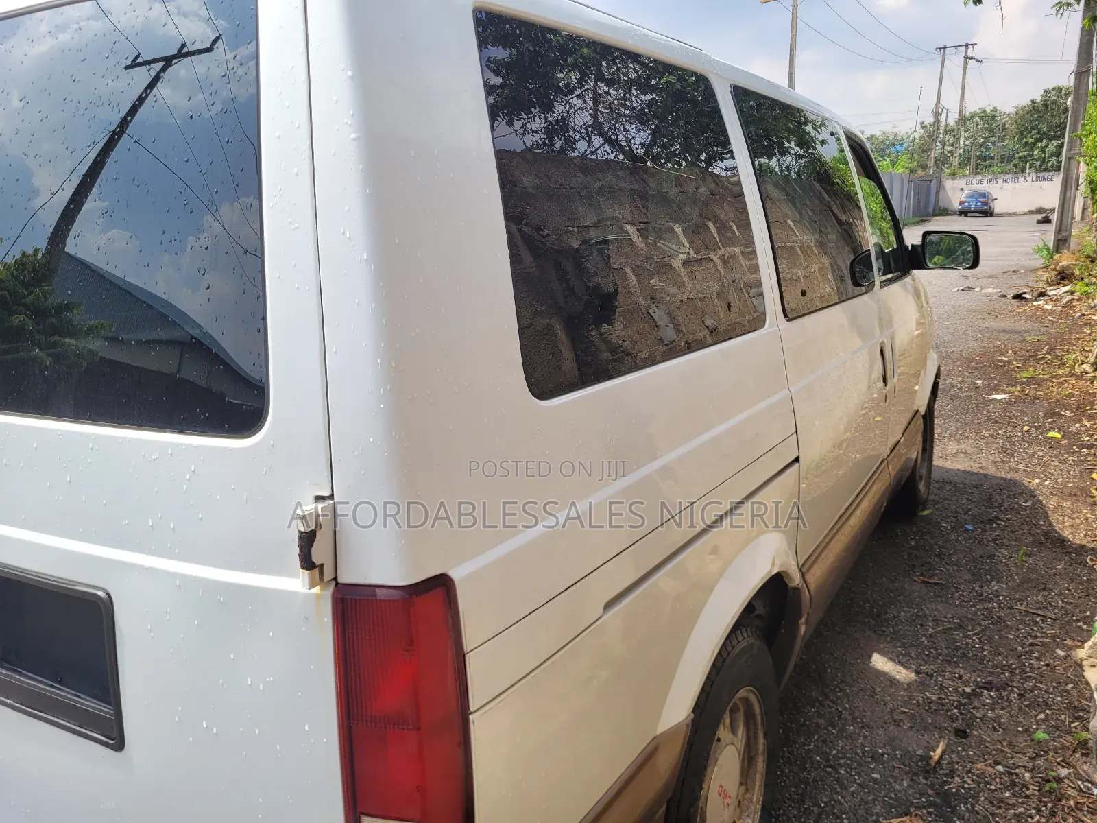 GMC Savana 2000 White
