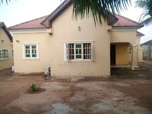 3bdrm Bungalow in Alagbaka Extension, Akure for rent