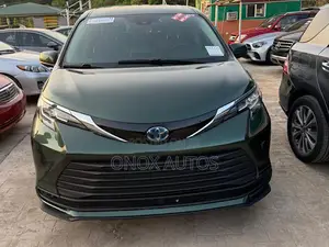 Toyota Sienna XLE 7-Passenger AWD 2021 Green