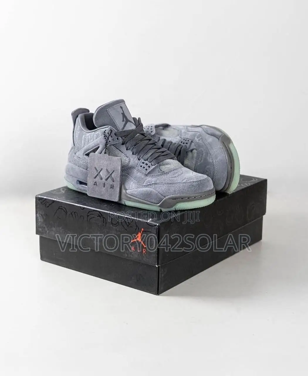 *Nike Air Jordan 4 Kaws*