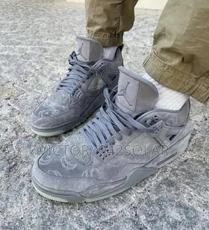 *Nike Air Jordan 4 Kaws*