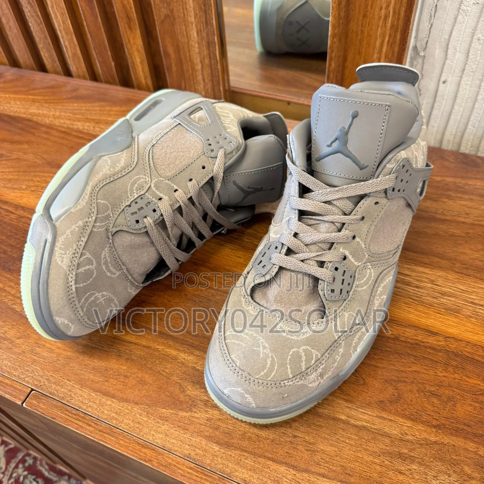 *Nike Air Jordan 4 Kaws*