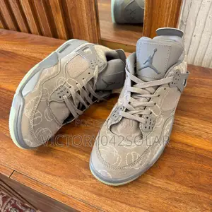 *Nike Air Jordan 4 Kaws*