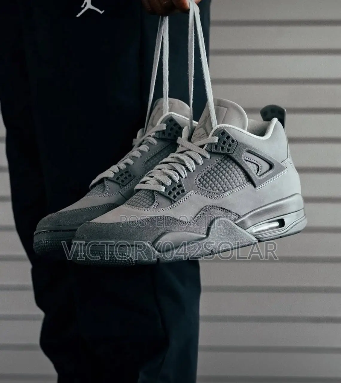 *Nike Air Jordan 4 Retro*