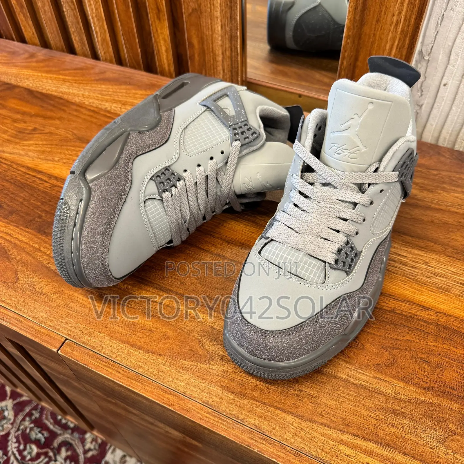*Nike Air Jordan 4 Retro*