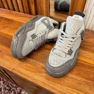 *Nike Air Jordan 4 Retro*