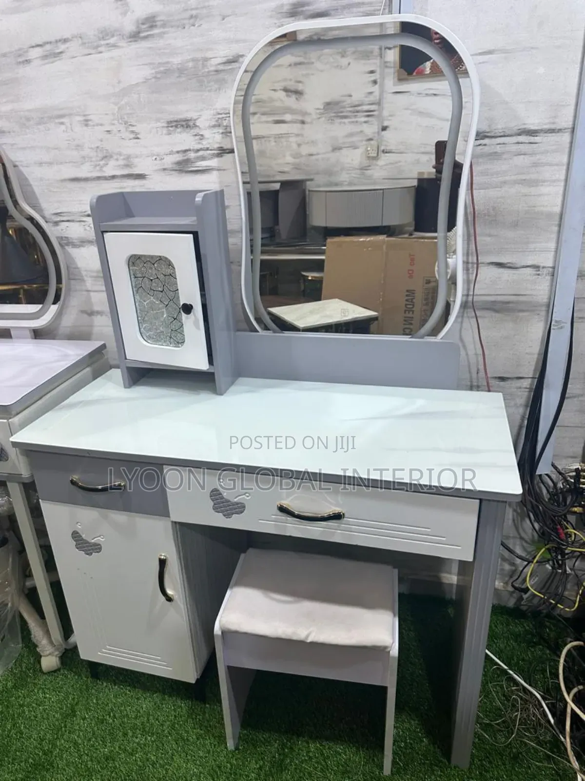 Quality Dressing Table and Mirror
