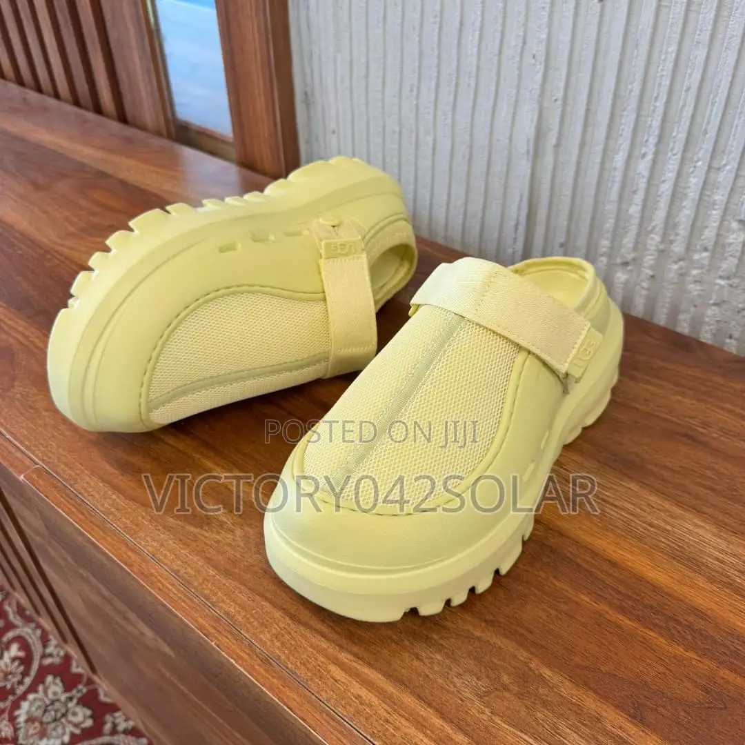 *5 Colors of Ugg Peakmod Clogs*