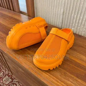 *5 Colors of Ugg Peakmod Clogs*