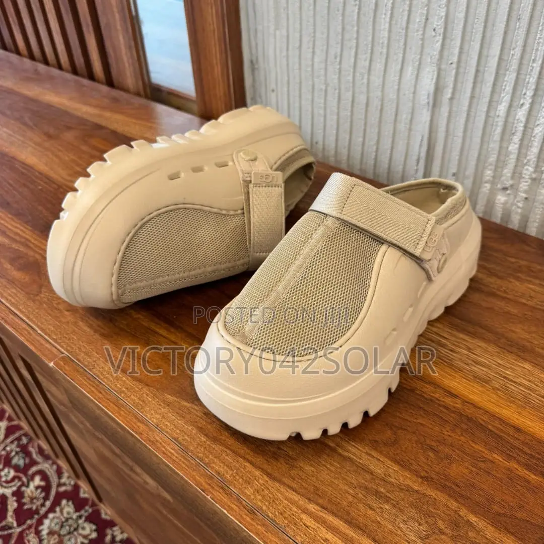*5 Colors of Ugg Peakmod Clogs*