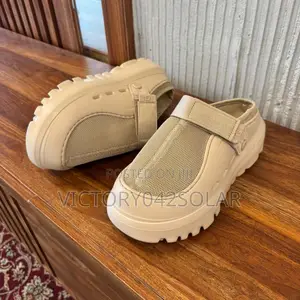 *5 Colors of Ugg Peakmod Clogs*