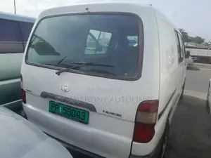 Toyota HiAce 2005 White