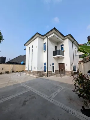 8bdrm Duplex in City Estate, Uyo for sale