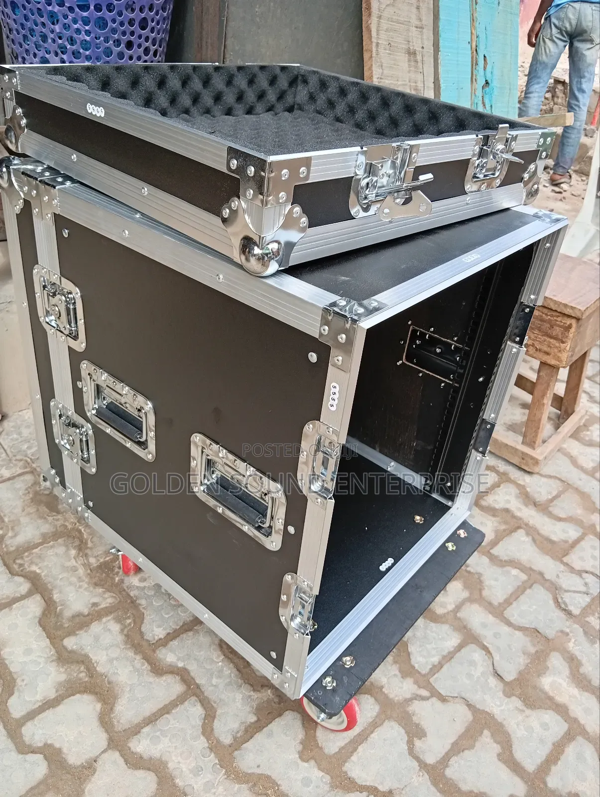 12 U Closed Amp Rack With Moveable