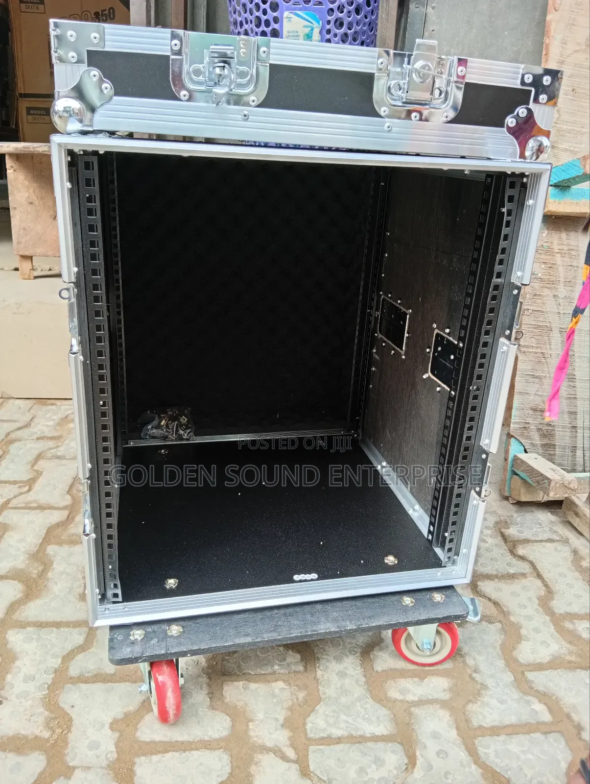12 U Closed Amp Rack With Moveable