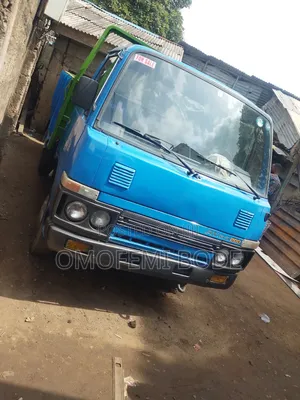 Nissan Cabstar Six Tyres Diesel Engine Truck