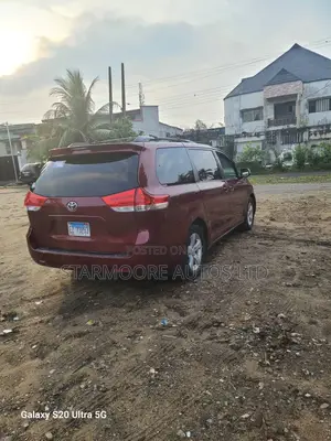 Toyota Sienna 2012 Red