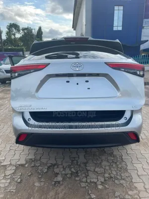 Toyota Highlander LE 2021 Silver