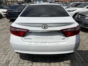 Toyota Camry SE 4dr Sedan (2.5L 4cyl 6A) 2016 White