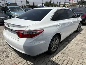 Toyota Camry SE 4dr Sedan (2.5L 4cyl 6A) 2016 White