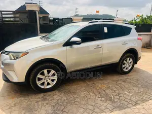 Toyota RAV4 XLE 4dr SUV AWD (2.5L 4cyl 6A) 2015 Silver