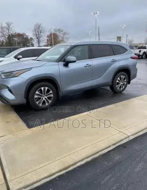 Toyota Highlander XLE 2022 Blue