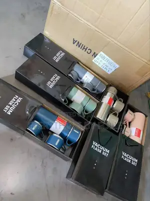 Vacuum Flask With Two Cups