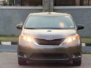 Toyota Sienna L 7-Passenger 4dr Minivan (3.5L 6cyl 6A) 2015 Gray