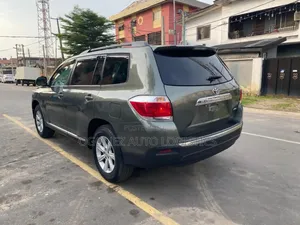 Toyota Highlander SE 3.5L 4WD 2013 Green