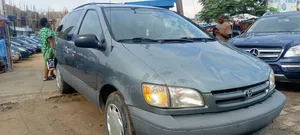 Toyota Sienna LE & 1 hatch 2000 Blue