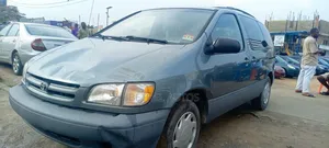 Toyota Sienna LE & 1 hatch 2000 Blue